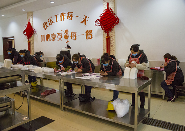 01  2020年2月14日星期五早晨九點(diǎn)到十點(diǎn)，服務(wù)人員在認(rèn)真核對(duì)一線職工的訂飯清單.jpg