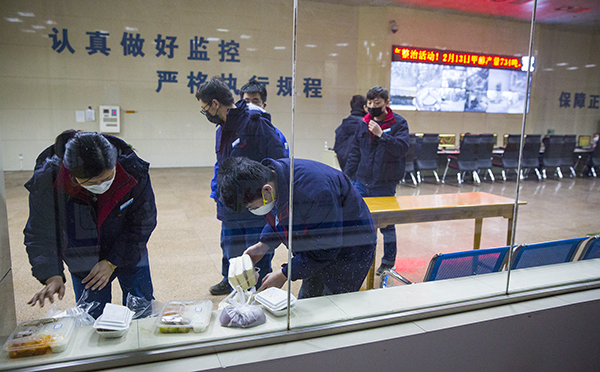 15 準(zhǔn)備就餐的職工，吃到可口的飯菜.jpg