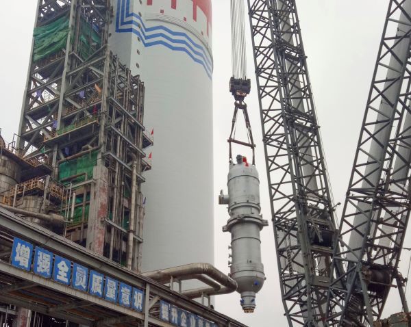 吊裝過(guò)程中的新汽提塔，尿素曾迎軍.jpg