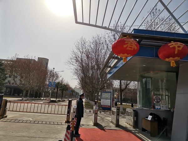 廠區(qū)門(mén)口的燈籠“春.jpg
