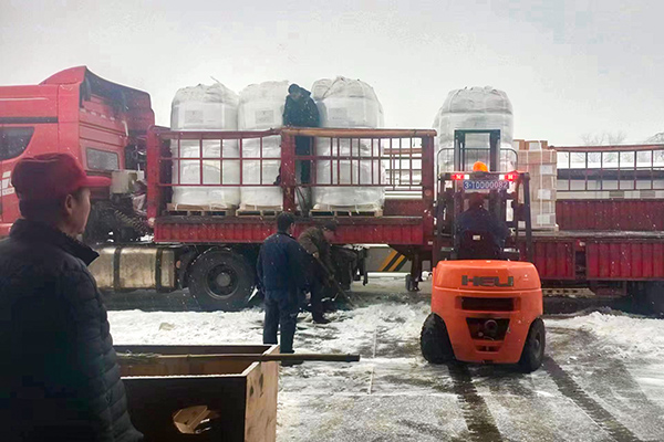 2月12日，物資采供部彬州分部在大雪中卸車，保障物資供應(yīng)(副圖）.jpg