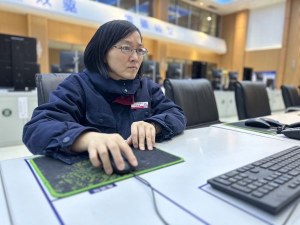 2023年3月24日，師傅劉秋榮在控制室巡檢裝置運行狀況工作照。.jpg