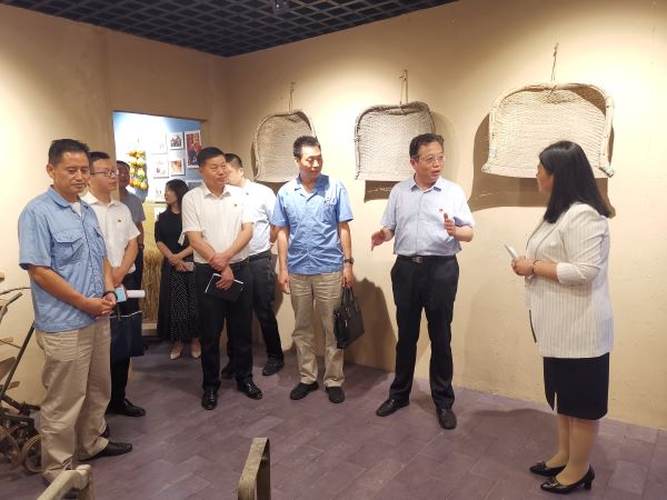 渭化集團黨委副書記、董事、工會主席馮曉宏在五星村調(diào)研鄉(xiāng)村振興工作，參觀村史館3.jpg