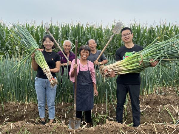推廣宣傳五星大蔥，聯(lián)系渭化集團捐贈大型設備，通過樹立典型，輻射帶動群眾增收致富。.jpg
