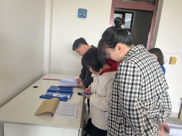 3.23健力寶審核組在質(zhì)檢部、審核易制毒管理，翻閱記錄。.jpg