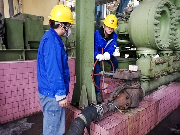 4月4日，合成三班作業(yè)人員通過軟管開始從二號大槽排放煤漿，并回收至一號大槽.jpg