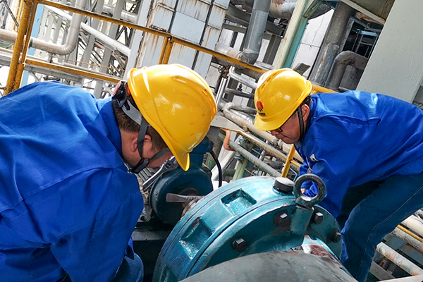 4月9日午飯時許，李剛、徐濤、張跟潮正在斷開撈渣機聯(lián)軸器，為電氣人員更換電機軸承贏得時間。.jpg
