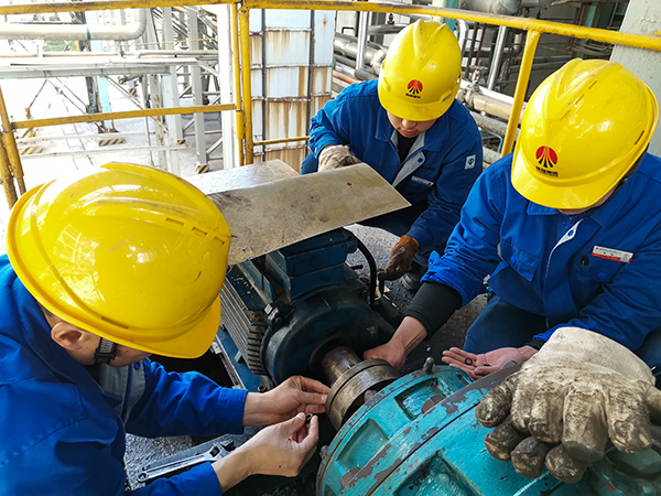 4月9日下午14時李剛、徐濤、張跟潮正在恢復聯(lián)軸器。.jpg