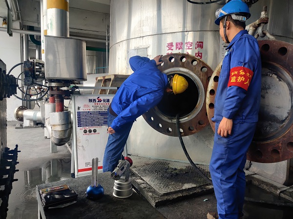 4月8日，氣化爐爐內(nèi)進人檢修畫面。.jpg