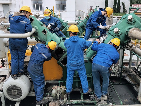 4月28日16時(shí)，檢修人員檢修二號(hào)小冰機(jī).jpg