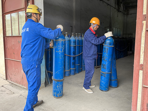 5月4日9：00，合成車間氣瓶站工作人員進(jìn)行作業(yè)   600.jpg