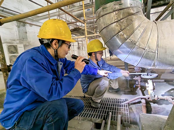 5月8日上午，動力車間三期泵房內(nèi)，技術(shù)員畢加佳指導副司爐王天賜排放BW管線內(nèi)積水.jpg