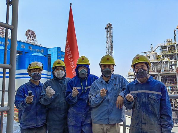 5月12日，動(dòng)力車間三期脫硫塔灰斗平臺(tái)，青年先鋒隊(duì)清理脫硫塔灰斗內(nèi)積灰，在休息時(shí)合影.jpg