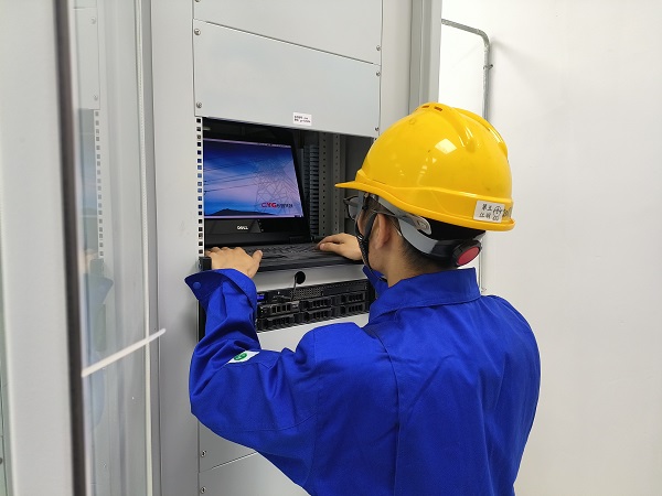 5月25日，計控電儀分部運行員工在檢查微機五防操作系統(tǒng)是否流暢。.jpg