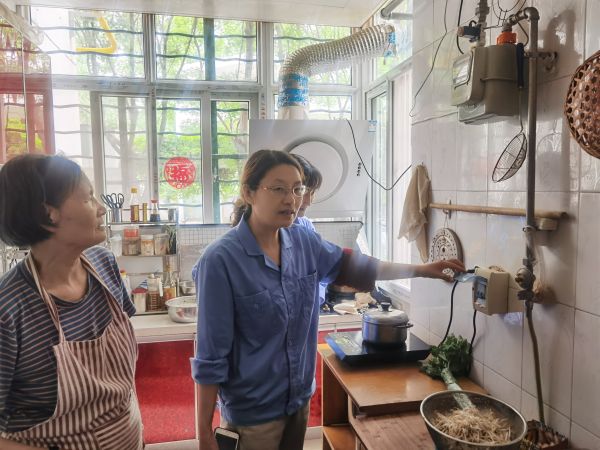 5.16日，女工協管員進入職工家屬家里進行安全用電宣講.jpg