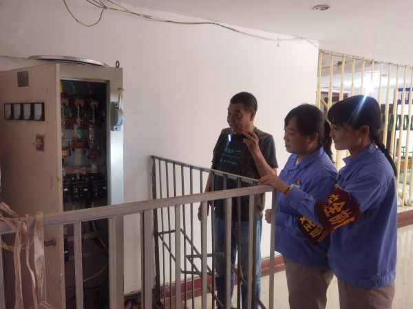 6月19日，公司女工協管員對單身樓配電間進行安全用電檢查.jpg