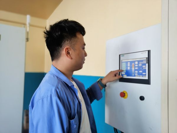7月26日，尿素車間化工四班于堯?qū)αＷ永鋮s器運(yùn)行工況進(jìn)行調(diào)整.jpg