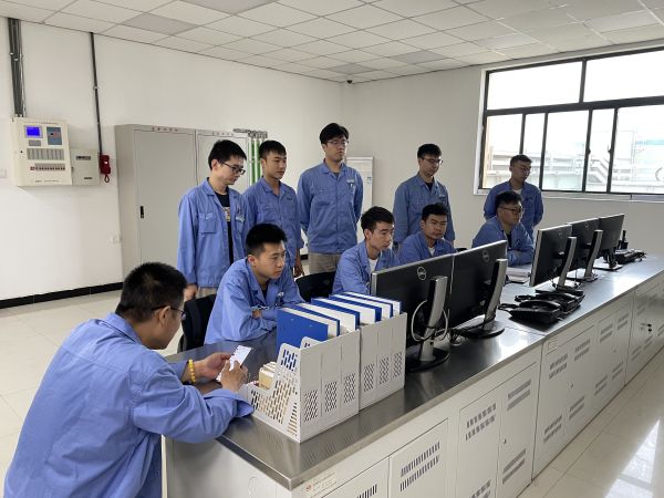 開(kāi)展班前會(huì)議，強(qiáng)調(diào)降本增效需要從身邊的小事做起。.jpg