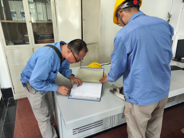師帶徒，8月21日，老師傅王益在一期控制室為新員工胡含朗講解儀表設(shè)備圖紙.jpg