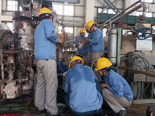 8月31日，二期機(jī)組廠房二樓空分尿素工段人員在回裝空壓機(jī)軸系儀表-3.jpg