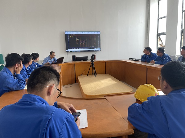 9月24日，電氣技術(shù)員于康健與參訓(xùn)人員進(jìn)行討論答疑。.jpg