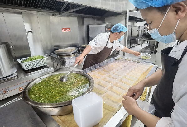 提高節(jié)日飯菜水準(zhǔn)，暖胃同時更要為職工暖心.jpg
