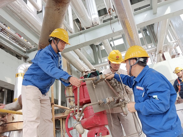 10月8日，空分尿素工段員工在尿素現(xiàn)場進(jìn)行閥門的拆檢檢修作業(yè).jpg