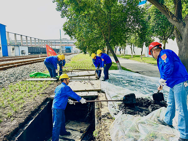 10月10日下午，黨員突擊隊清理沉淀池.JPG