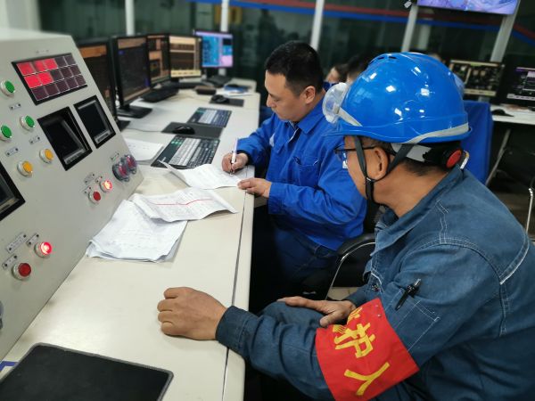動(dòng)力車(chē)間一期鍋爐控制室，值班人員確認(rèn)檢修票證.jpg