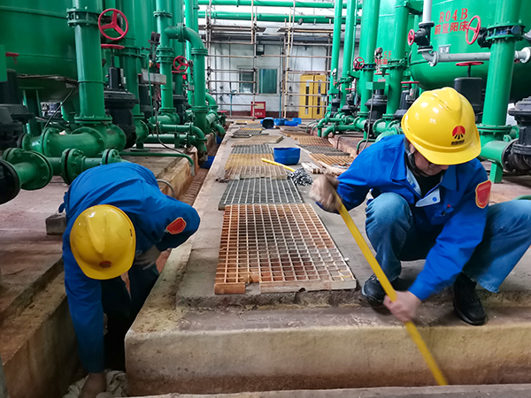 10月15日，脫鹽水站員工清理地溝積水以交出地溝防腐.jpg