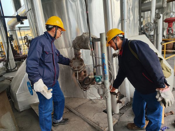 11月15日，計控電儀部李勝忠和胡含朗正在檢查氣化爐流量變送器的伴熱保溫情況.jpg