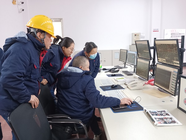 12月15日，計(jì)控電儀部主任工程師馬曉華，空分尿素工段段長郭凱等人在一期檢查處理空壓機(jī)導(dǎo)葉閥故障.jpg
