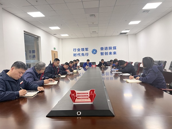 制氣車(chē)間利用周調(diào)度會(huì)傳達(dá)學(xué)習(xí)公司職代會(huì)精神.jpg