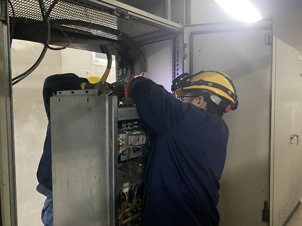 2月2日，檢修一班正在更換煤漿泵變頻器.jpg