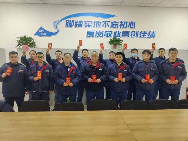 2月11日，大年初二車間管理人員為白班在崗人員，化工二班派發(fā)新春紅包照片.jpg