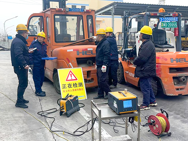 2月19日，運(yùn)銷分部，曹侃、伍思盈等人員，在北物流門現(xiàn)場檢測。運(yùn)銷分部 曹侃攝（2）.jpg
