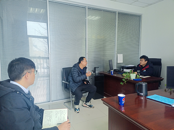 2月23日，運(yùn)銷(xiāo)分部，曹侃、伍思盈人員，在分部辦公室對(duì)標(biāo)交流。運(yùn)銷(xiāo)分部 伍思盈 攝.jpg