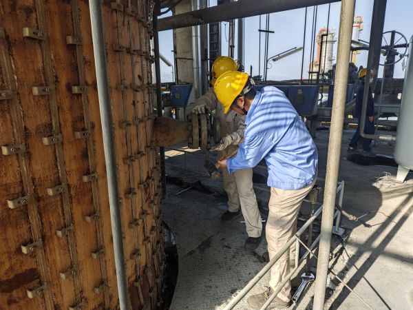 4月15日，三期大檢修現(xiàn)場，計控電儀部段長左克利和老師傅吳培榮一起進行六號爐高溫熱電偶拆檢工作.jpg