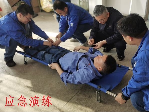 4月26日，尿素車間對(duì)擔(dān)架操作進(jìn)行培訓(xùn).jpg