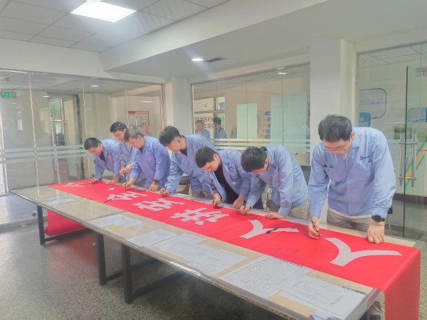 6月6日，車(chē)間舉行安全生產(chǎn)月橫幅簽字承諾儀式(1).jpg