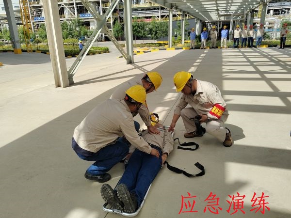 6月12日上午，制氣車(chē)間開(kāi)展丙烯泄漏應(yīng)急演練，上圖為演練中搶救人員對(duì)暈倒職工進(jìn)行心肺復(fù)蘇急救紀(jì)實(shí)照片.jpg