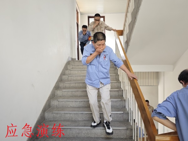 6月13日上午，各樓層人員在疏散引導(dǎo)組成員的帶領(lǐng)下進(jìn)行有序逃生.jpg