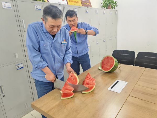 圖3 6月25日，班長雷仲民正在切西瓜。 肖歡 攝.jpg
