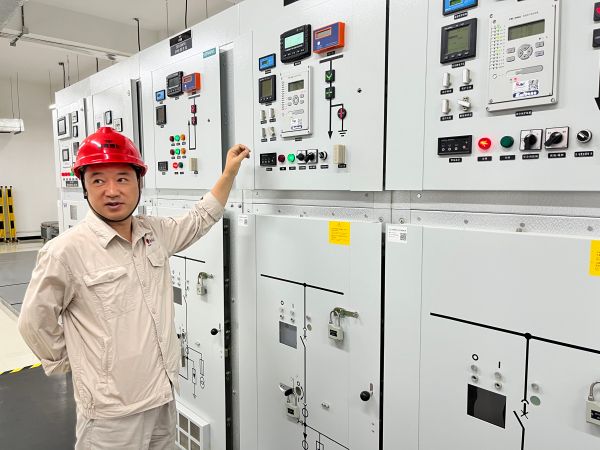 王文波查看配電室溫濕度，確保消防安全.jpg