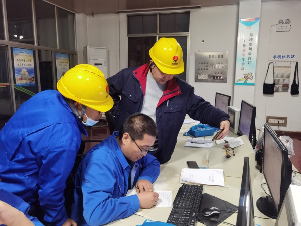 10月23日，電氣人員正在中控室處理PLC故障.jpg
