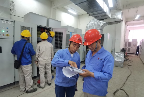 變頻技改現(xiàn)場，大家正在積極討論.jpg