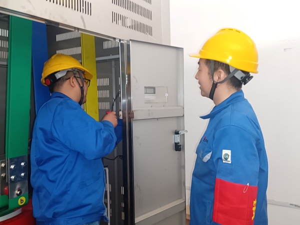 孔維成對新配電室控制回路進行接線.jpg